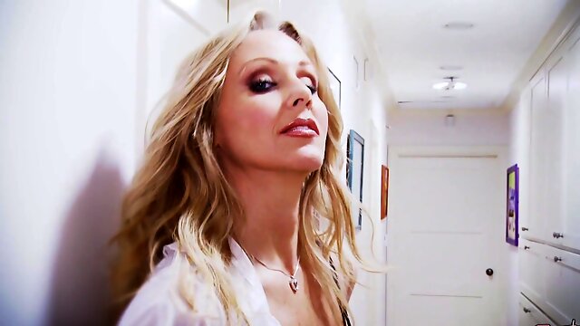 Julia Ann with shaved cunt getting slammed in doggy style