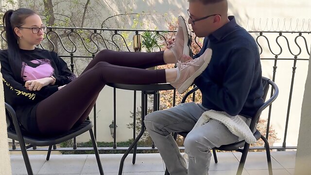 Dita Po Behani Je Hyckana Svym Otrokem V Kavarne