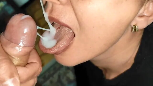 Mature Milf Wife Blowjob until Filled Her Mouth with Milk