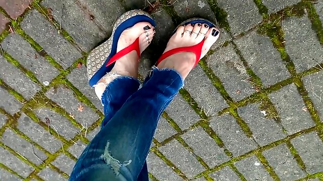 Public, Feet