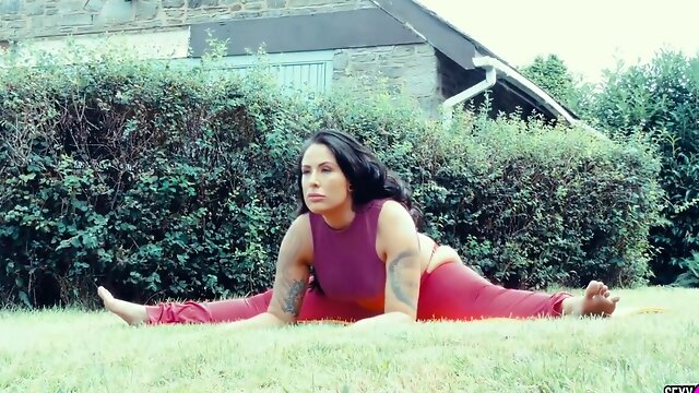 Tattooed lesbians Ella Roxx and Zara moan while having sex