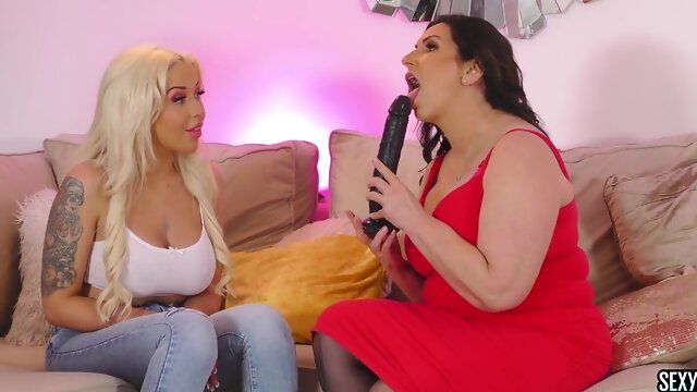 Horny babes Erika Jayne and Josaphine James masturbate together