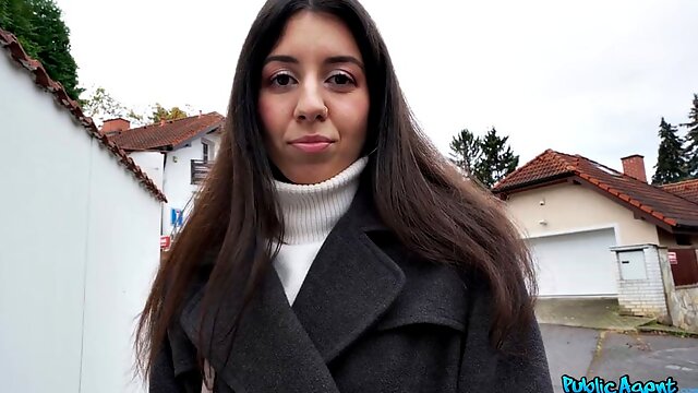 Petite cleaner loves to suck