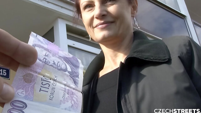 Czech Mature offers her cunt for a cash