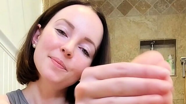 Sexy leggy brunette enjoys foot fetish