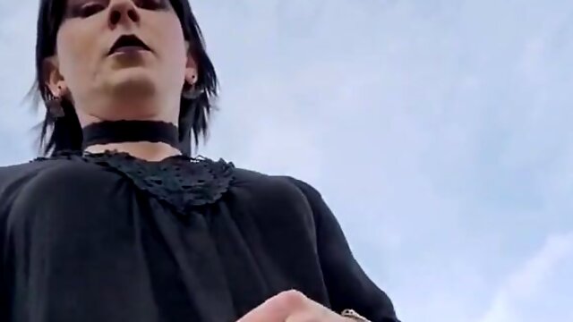Public, Sissy