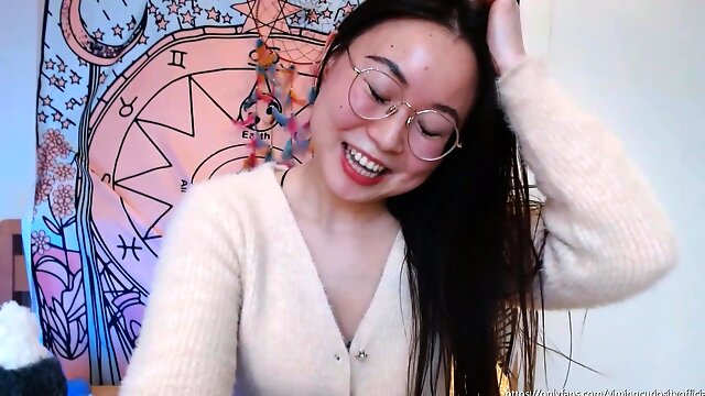 Yiming Curiosity 依鸣 - 2022 新年生活更新！应你们要求我说中文啦！- 中国留学生 美女网红主播