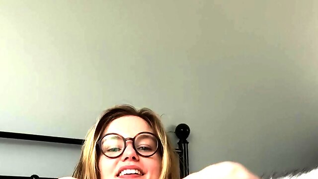 Amateur blonde teen solo dildo