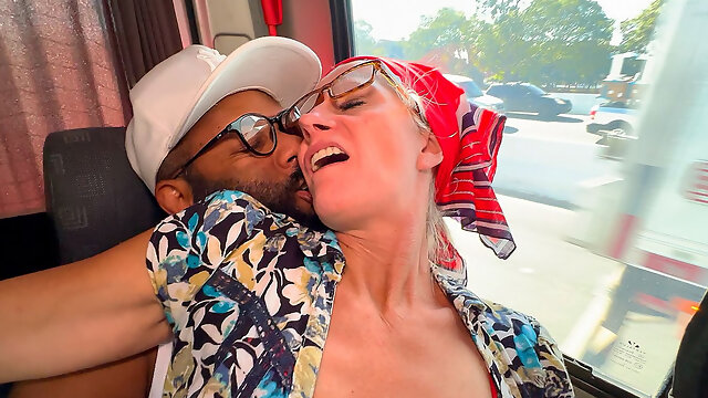 Lucky Dude Picked up an Old Lady for Rough Anal