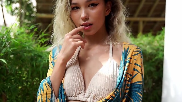 Beautiful Asian girl loves to fuck you in the hotel