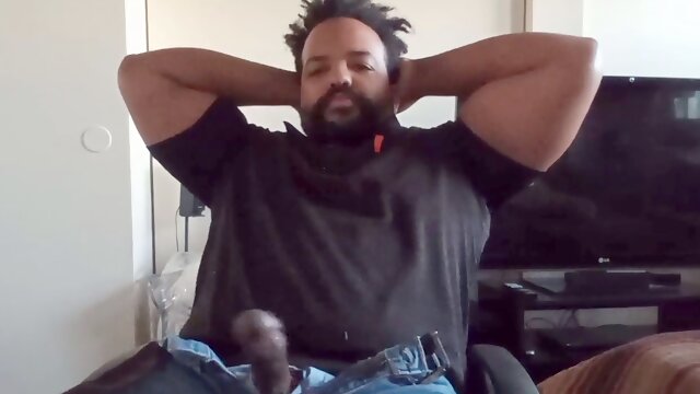 Thick Latino bear Eddie Venezuela gets off to porn