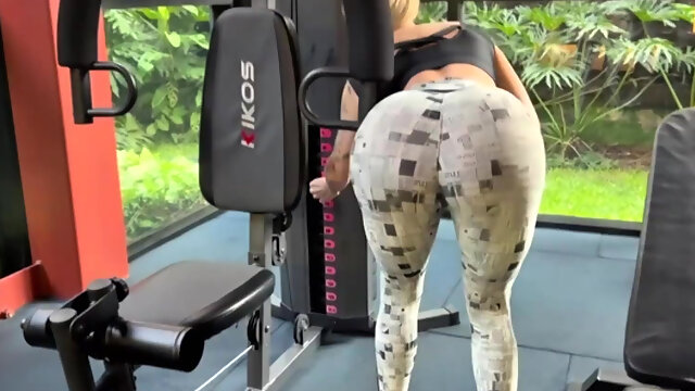 A bitch with a beautiful body and a big ass like an onion gets fucked by a trainer in the toilet