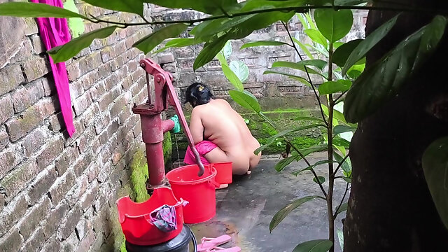 I See My Aunty Going to Take a Bath After I Hugged and Fucking Ass