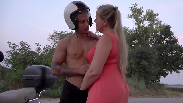 Passionate milf gives blowjob to a fat cock and swallows cum