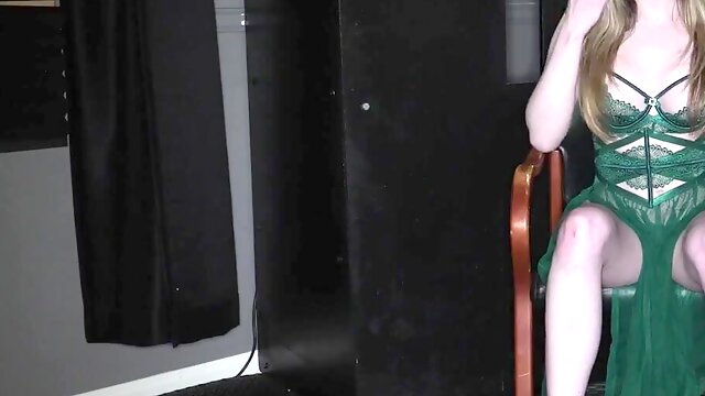 The hottest milf Alaina Taylor gets fucked through the gloryhole