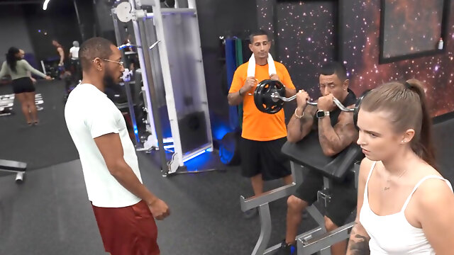 Gym-going hottie is going to get herself right off