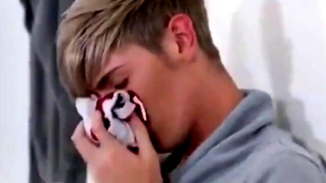 Twink Sniffs Schwimmer Bareback7777