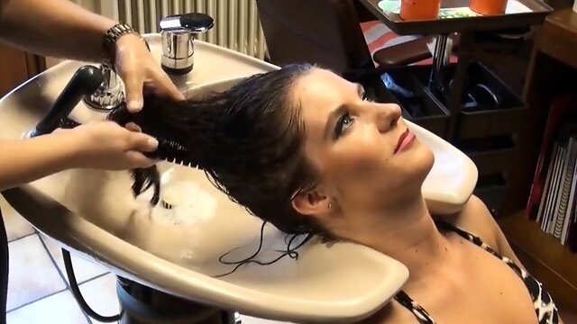 Arousing salon shampoo in bikini