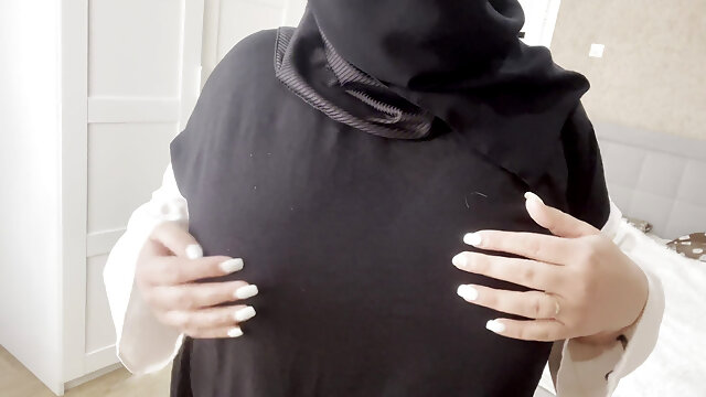 Algerian Aunty with Big Tits in Hijab