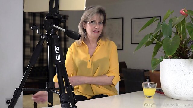 Mature blonde granny loves to masturbate her puss