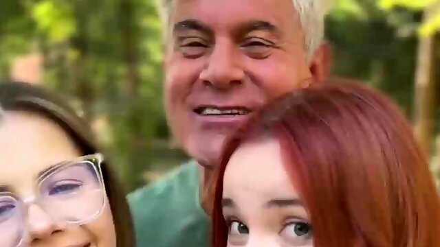 Tetas Pequeñas, Al Aire Libre