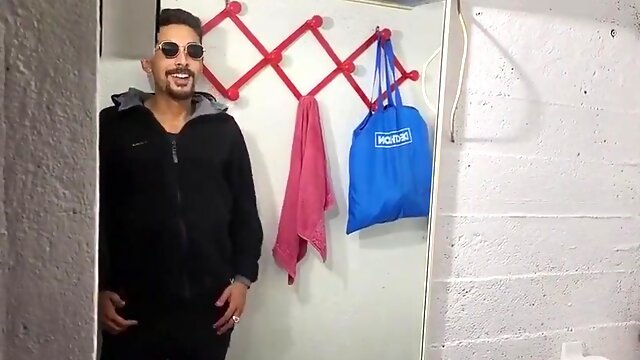 Coppiabollente7 - Thirty Flowers Virgin Goes To The Swinger Parking Lot And Fucks The Beautiful Girl (occhiale Matto