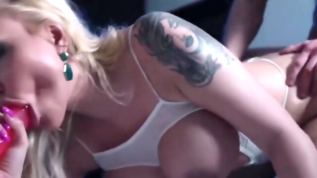 Large-bosomed Cougar Rough Sex