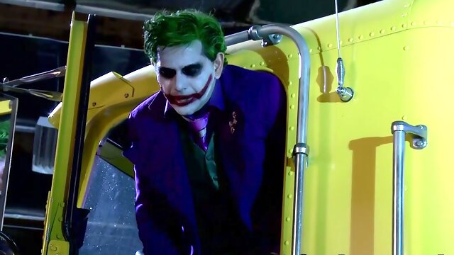 Wonder-woman attacks Jokers stash of radioactive XXX porn, defiant a crazy brawl!