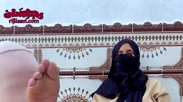 Femdom mistress commands her slave to worship her feet