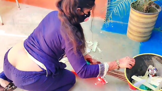 Wifey Muskan Rani shows off her stunning cleaning skills and jaw-dropping curves