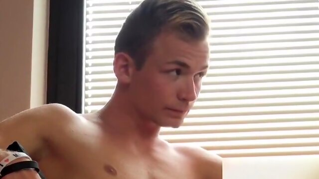 Kinky Hunk Giving Footjob