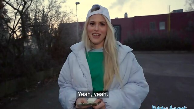 Waitress, Jungendliche, 18 Jahre, Öffentlichkeit