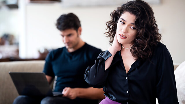 Hung IT guy pounds a giant bum Spic wife