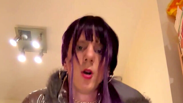 Jess Silk Rides Dildo