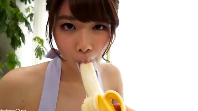 Ito Chinamis banana licking