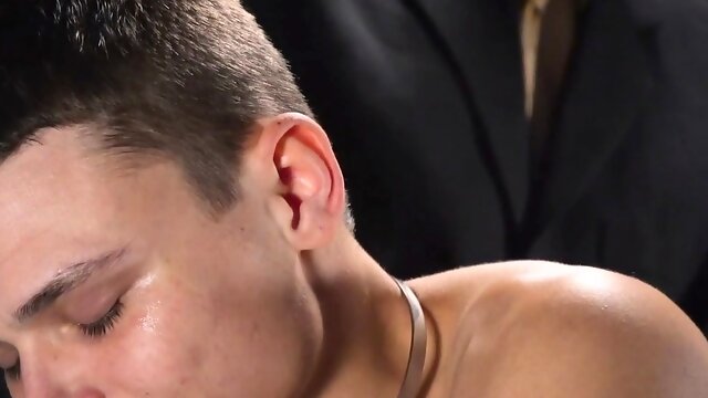 Muscle daddy teaches bottom twink to fuck