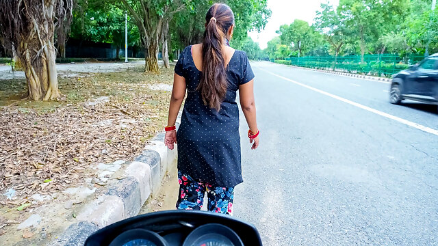 Bhabhi Dealing for Fuck with Client on Road, She Fucked by Him in Doggystyle with Hindi Audio.