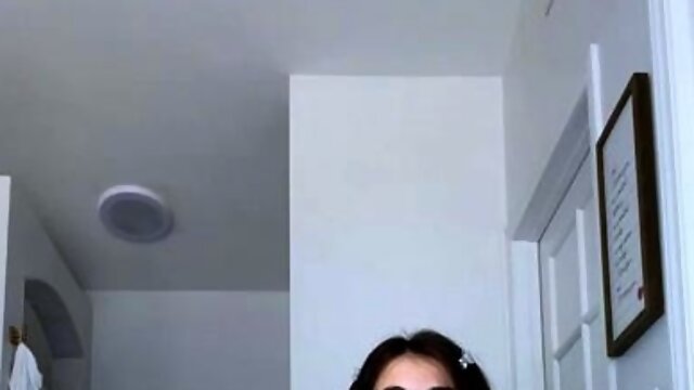 Big tittied camgirl knows how to please her starving pussy