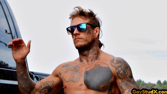 Inked muscle jock sucked by horny BF