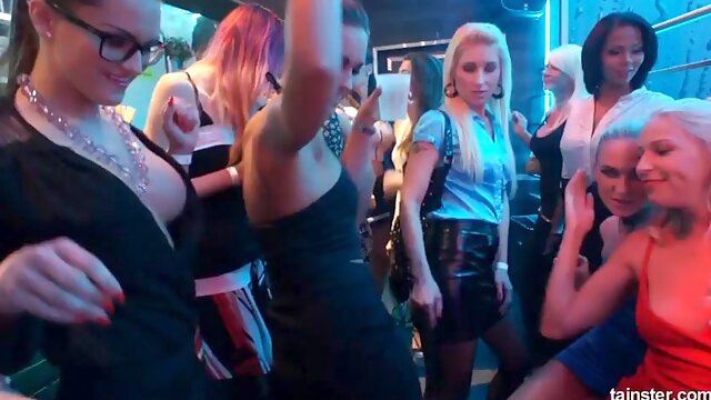 자취방, 파티, 셀카, 수음, 스트립, 하이힐