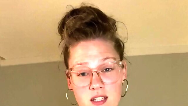 Nerdy tranny MILF jerks off her small dick