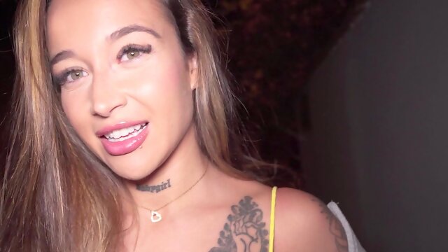 Blondes Wild Discount in a Taxi