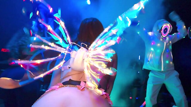 Hot Vixen Chills with Fierce Outdoor Lust