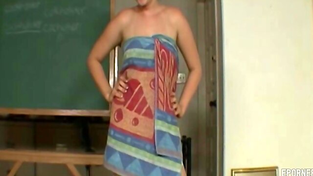 Watch this stunning brunette give a perfect blowjob with her mouth and hands