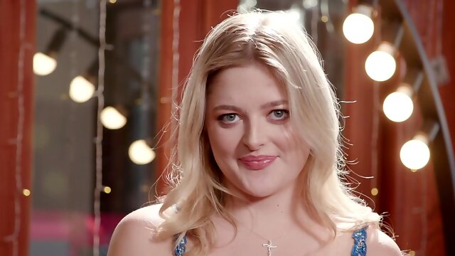 The hot blonde Jill Taylor shows off her juicy ass in a captivating backdrop