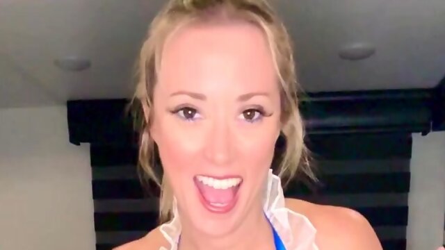 Slim Vicky Stark nude pic
