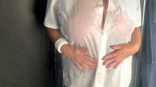 Mrs Mature Feet Wet Shirt