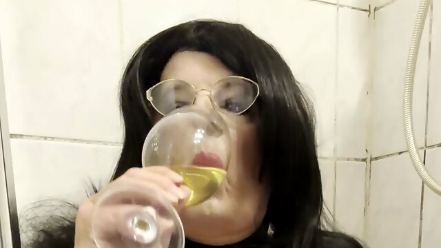 Crossdresser, Pissing, Glasses