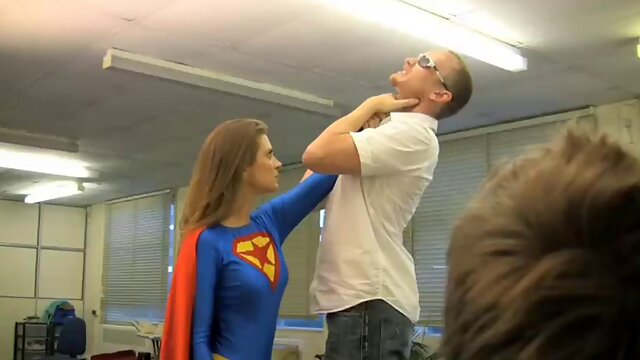 Superwoman intercepts a deal between a known gangster and a talented forger.: Porn