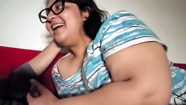 Busty babe Fatemah flaunts her big breasts and big booty